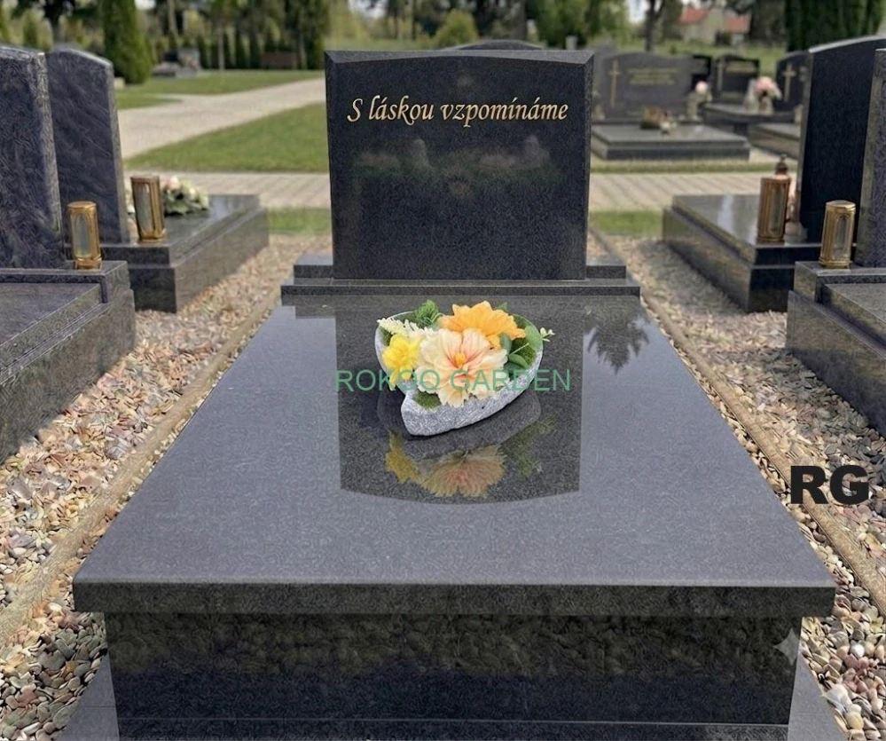 Pietní betonové srdce velké s jarními žlutými květy