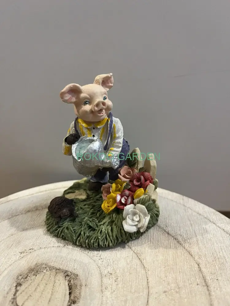 Dekorační rustikální figurka PRASE ZAHRADNÍK s konvičkou