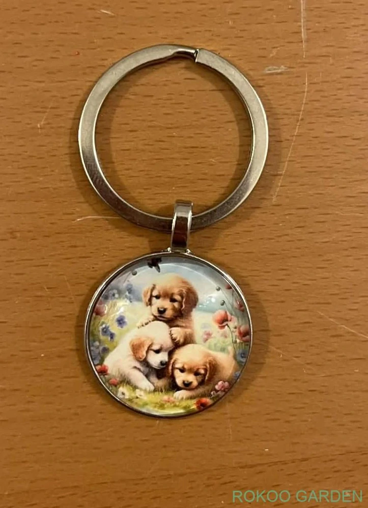 Přívěšek na klíče - Štěňátka v zahradě