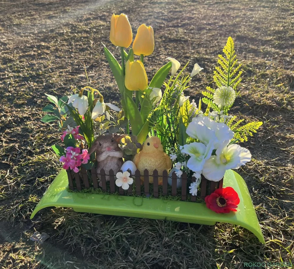 Jarní příběh u plotu – Bohatá dekorace se zajíčkem a kuřátkem