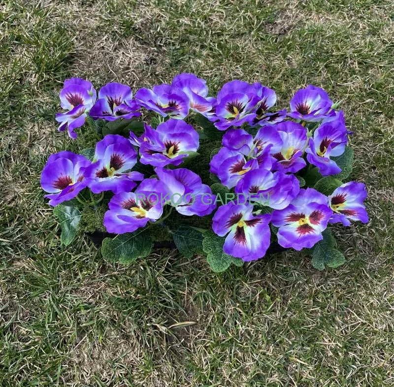 Aranžmá s maceškami v truhlíku – Fialová elegance