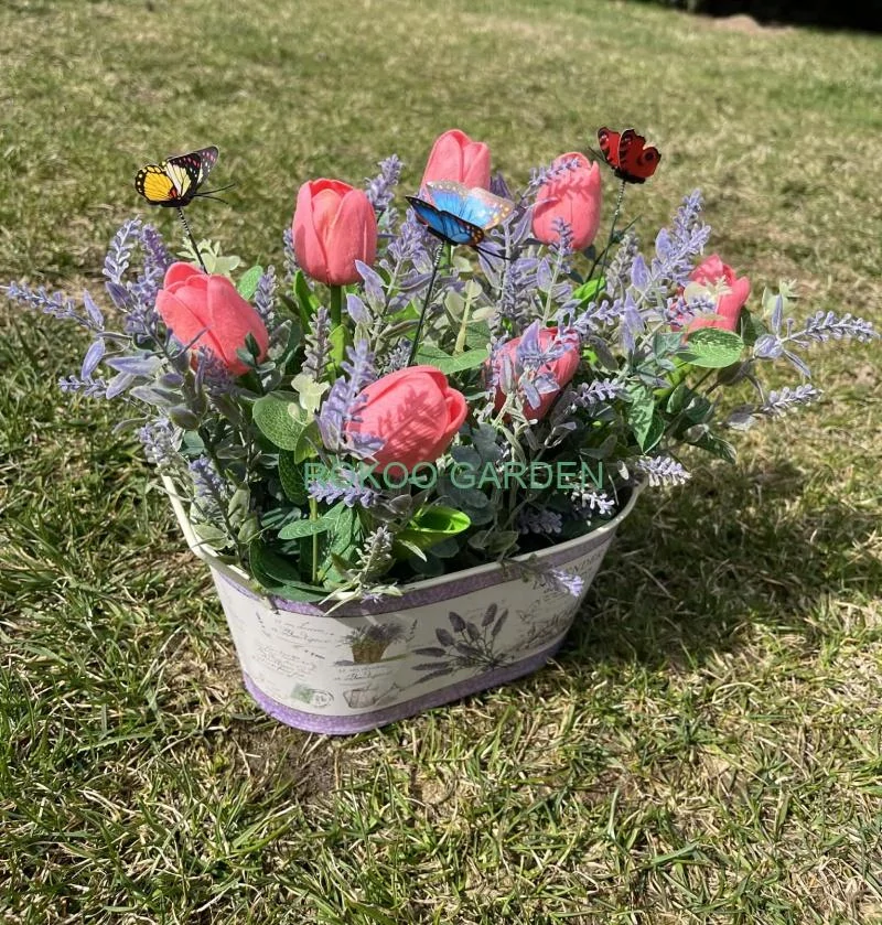 Jarní aranžmá v plechu – Růžové tulipány a levandule s motýly