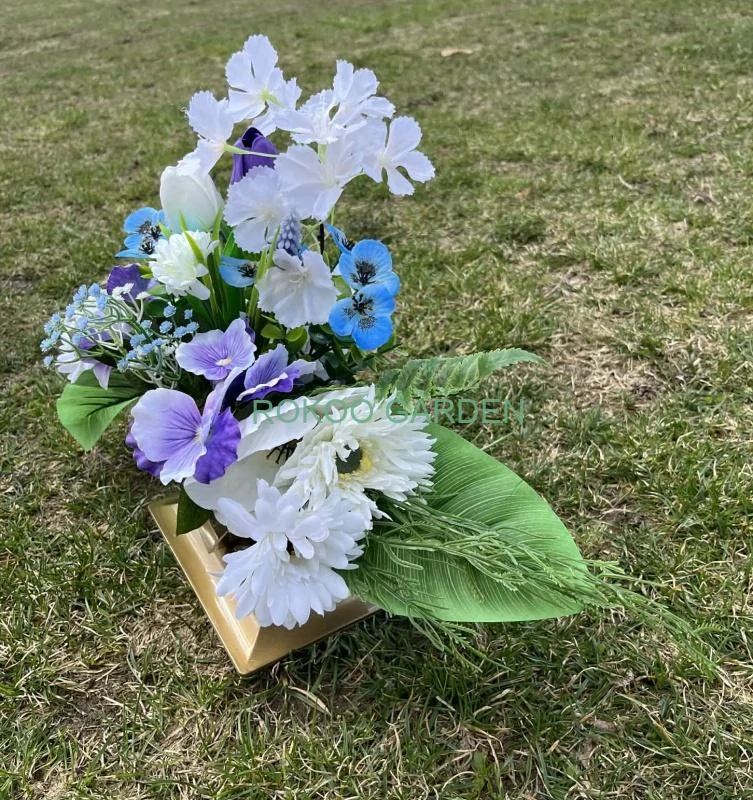 Pietní aranžmá „Jarní nebe“ ve zlatém srdci