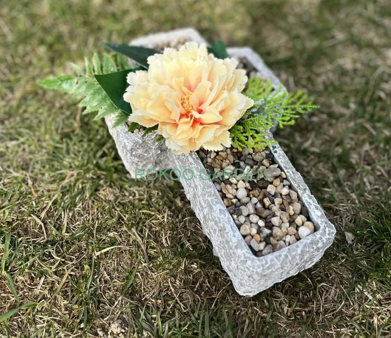 Pietní kříž s duší jara: Betonový základ s krémovým květem