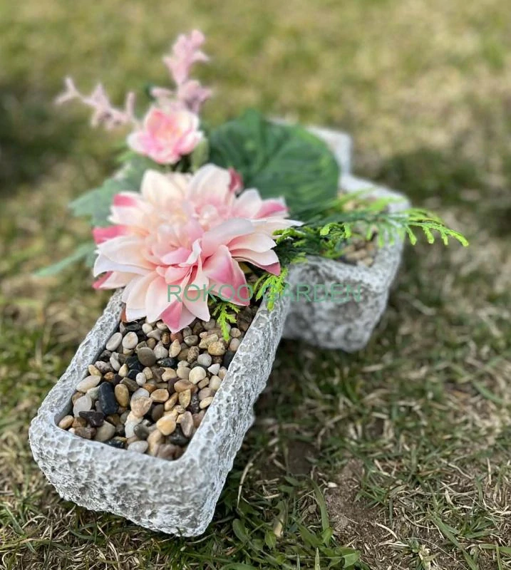 Pietní kříž s duší jara: Betonový základ s jiřinou