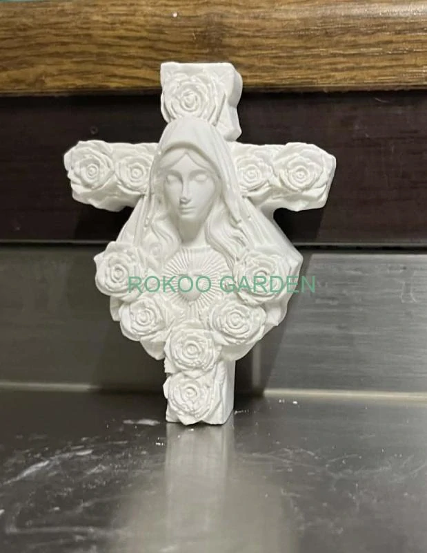 Dekorativní kříž s Pannou Marií a růžemi