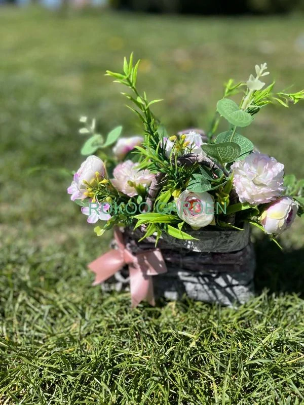 Jarní aranžmá v proutěné tašce - Růžovobílé snění