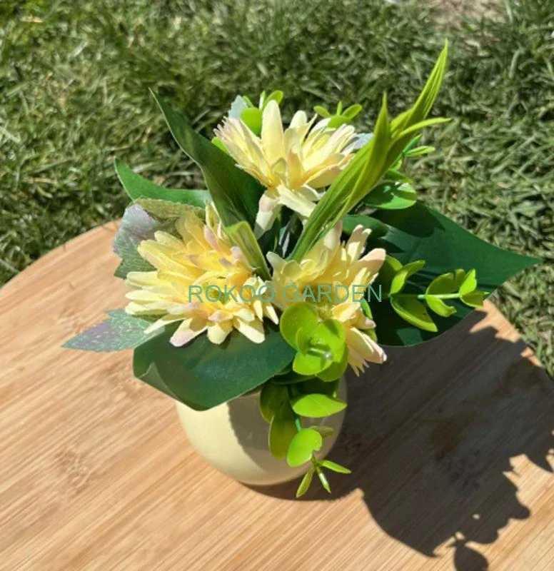 Svěží jarní aranžmá v keramické vázičce – Žluté kopretiny