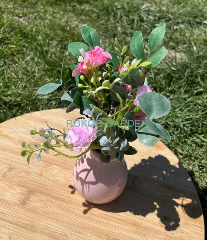 Malá keramická váza s kyticí - růžová