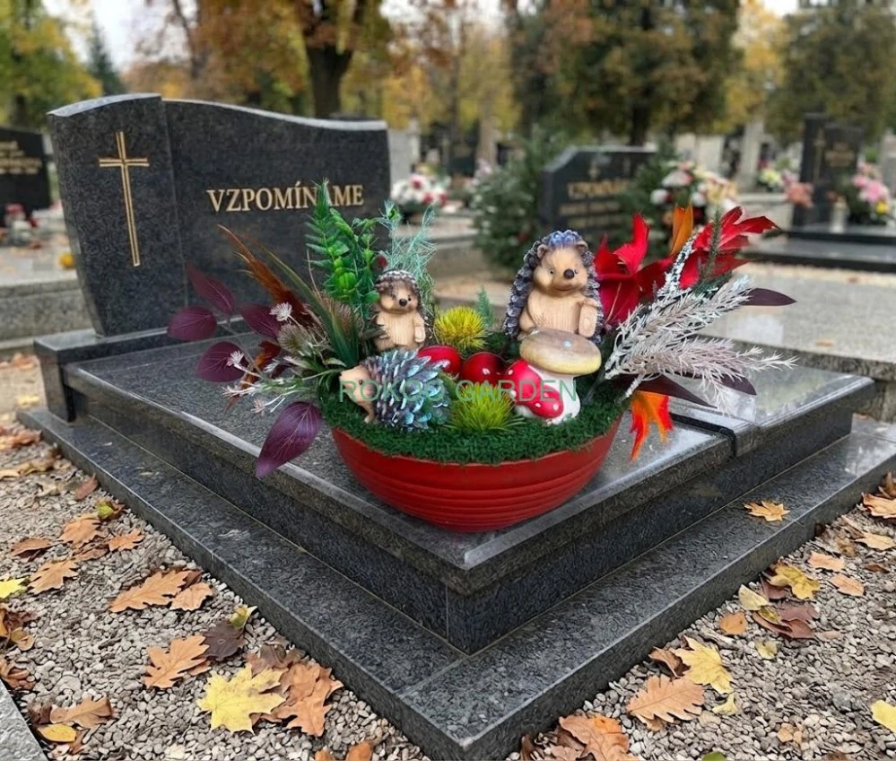 Podzimní aranžmá - Ježečci a muchomůrka hnědá
