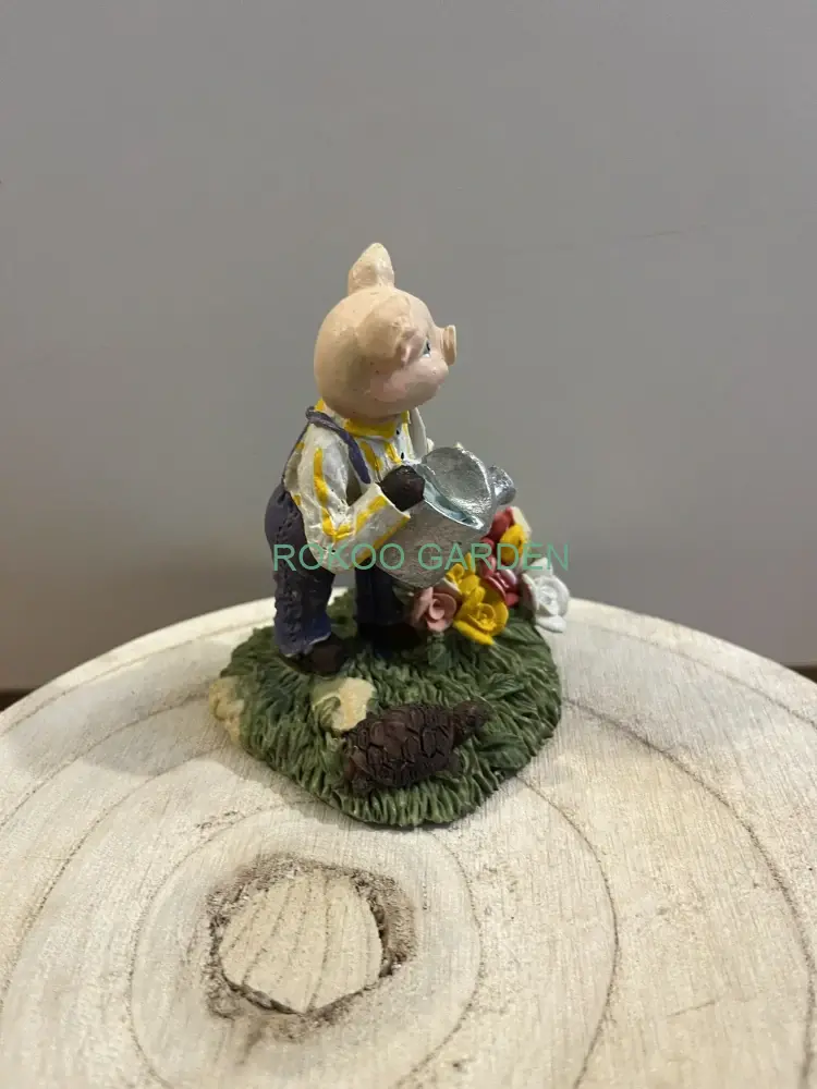 Dekorační rustikální figurka PRASE ZAHRADNÍK s konvičkou
