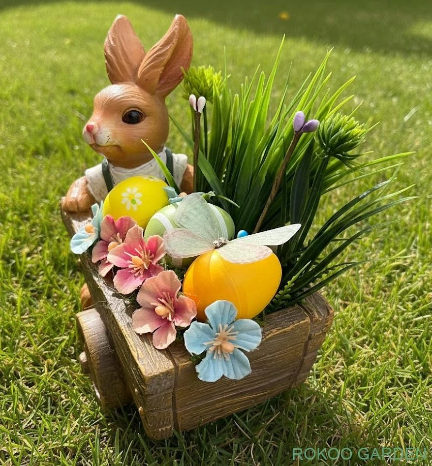 Jarní dekorativní květináč králíček s trakařem
