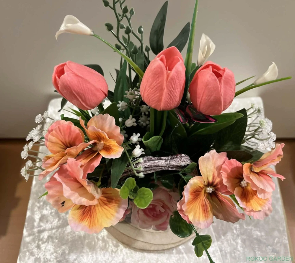 Jarní aranžmá v proutěné tašce - Růžové snění