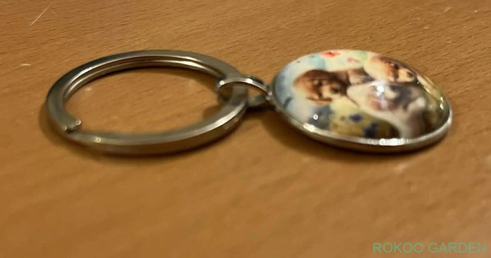 Přívěšek na klíče - Štěňátka v zahradě