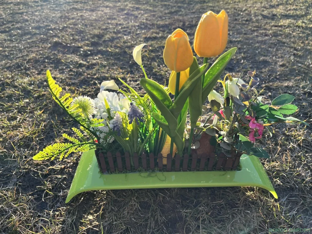 Jarní příběh u plotu – Bohatá dekorace se zajíčkem a kuřátkem