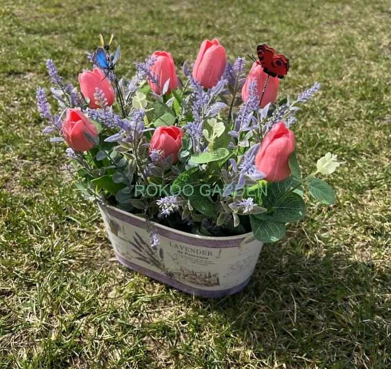 Jarní aranžmá v plechu – Růžové tulipány a levandule s motýly