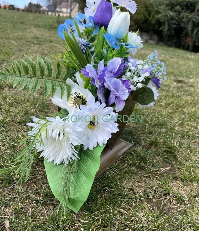 Pietní aranžmá „Jarní nebe“ ve zlatém srdci