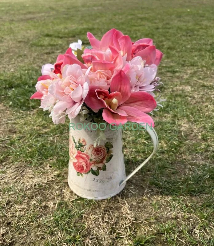 Romantická květinová dekorace v retro džbánku