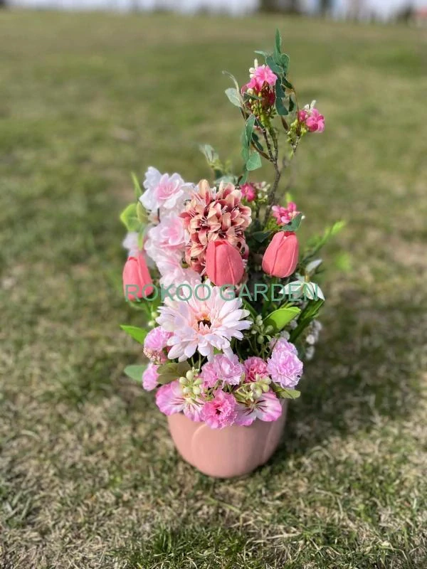 Jarní aranžmá v tulipánovém květináči