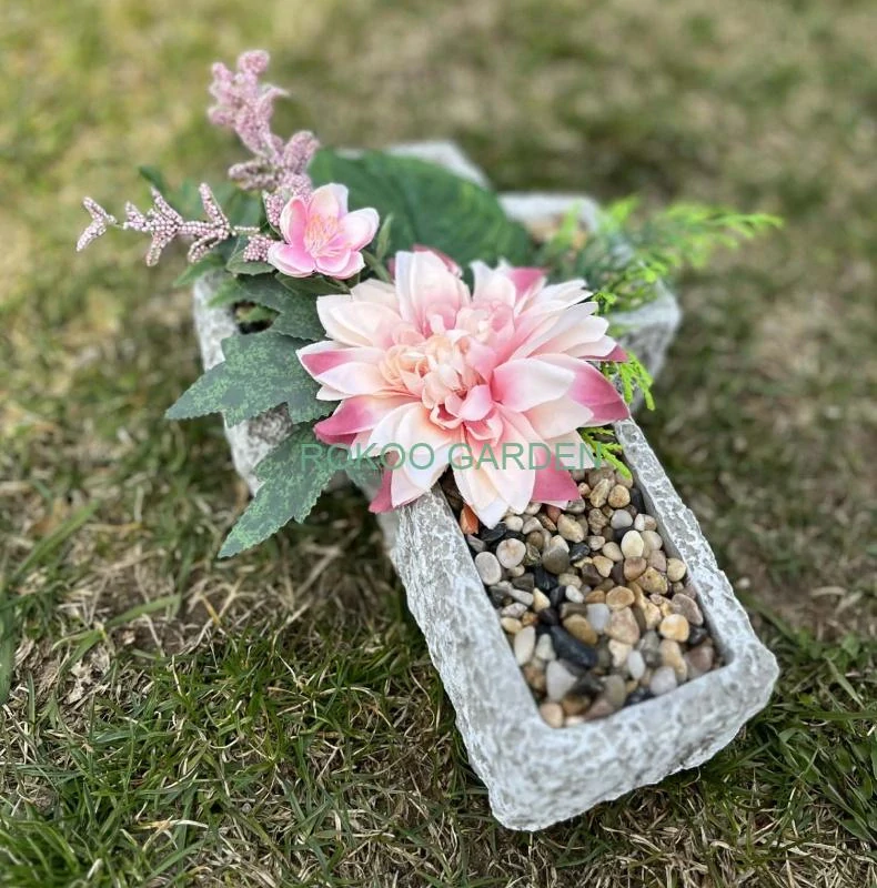 Pietní kříž s duší jara: Betonový základ s jiřinou