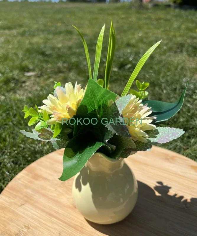 Svěží jarní aranžmá v keramické vázičce – Žluté kopretiny
