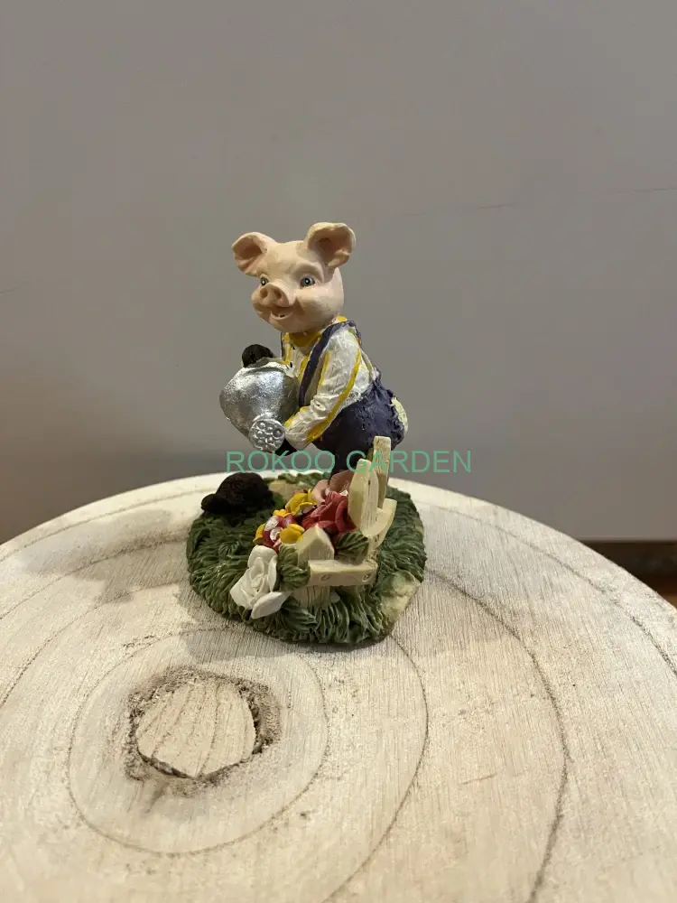 Dekorační rustikální figurka PRASE ZAHRADNÍK s konvičkou