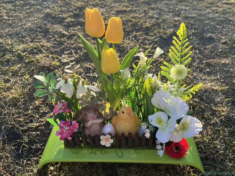 Jarní příběh u plotu – Bohatá dekorace se zajíčkem a kuřátkem