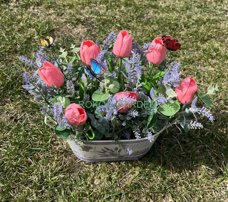 Jarní aranžmá v plechu – Růžové tulipány a levandule s motýly