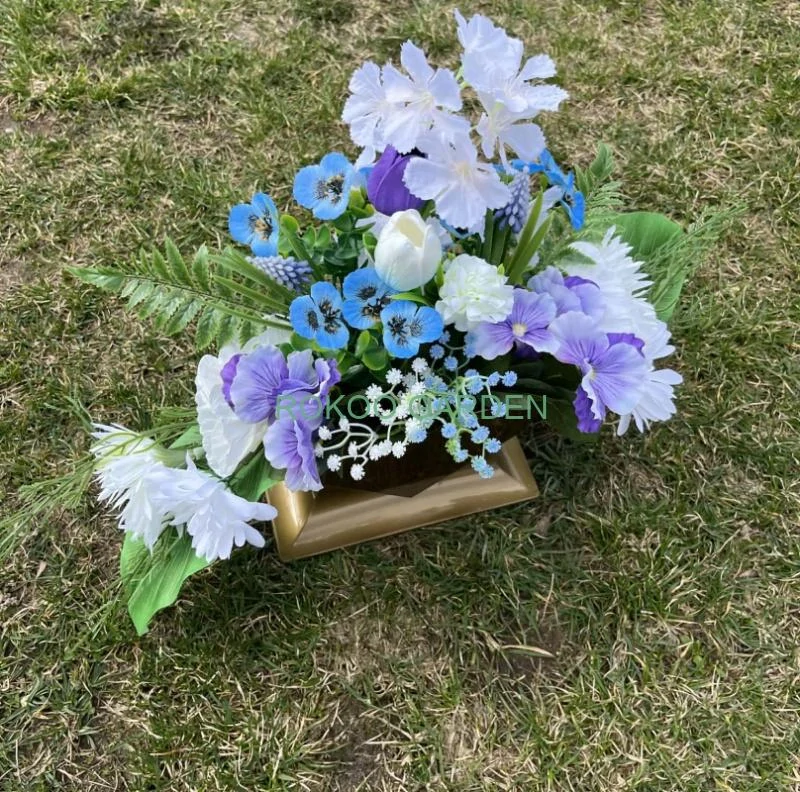 Pietní aranžmá „Jarní nebe“ ve zlatém srdci