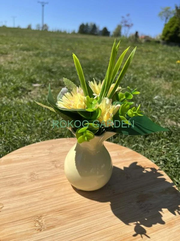 Svěží jarní aranžmá v keramické vázičce – Žluté kopretiny