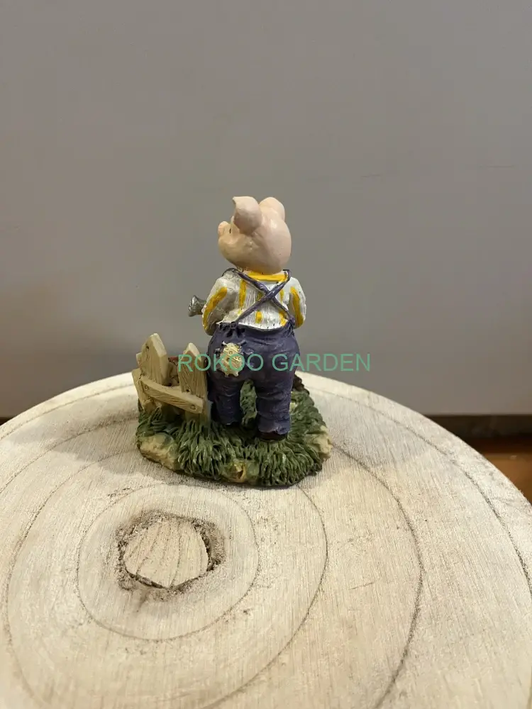 Dekorační rustikální figurka PRASE ZAHRADNÍK s konvičkou