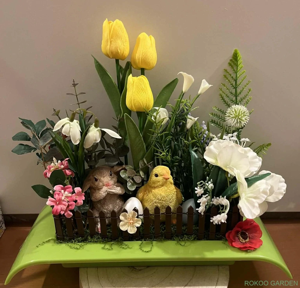 Jarní příběh u plotu – Bohatá dekorace se zajíčkem a kuřátkem