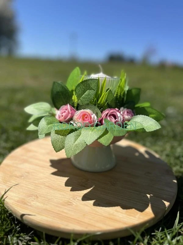 Keramický dekorativní květ na noze se skleněným svícnem