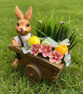 Jarní dekorativní květináč králíček s trakařem