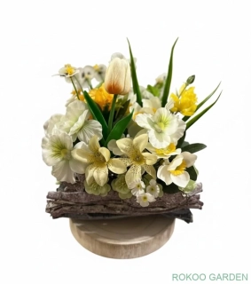 Jarní květinová dekorace v proutěném truhlíku