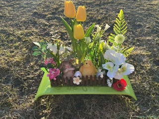 Jarní příběh u plotu – Bohatá dekorace se zajíčkem a kuřátkem