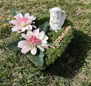 Grafitové srdce na hrob s jiřinami a andílkem