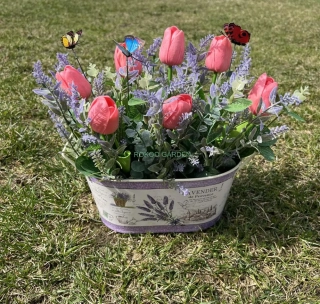 Jarní aranžmá v plechu – Růžové tulipány a levandule s motýly