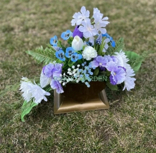 Pietní aranžmá „Jarní nebe“ ve zlatém srdci