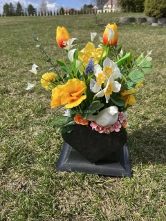 Pietní jarní aranžmá srdci – Sluneční harmonie s ptáčkem