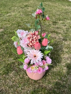 Jarní aranžmá v tulipánovém květináči