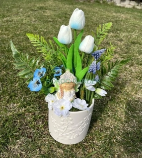 Pohádkové jarní aranžmá s vílou a modrými modřenci