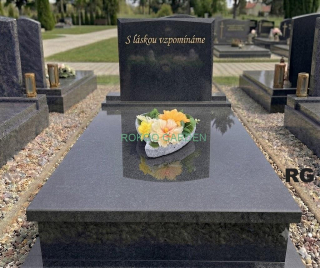 Pietní betonové srdce velké s jarními žlutými květy 