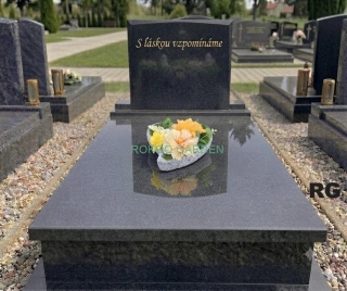 Pietní betonové srdce velké s jarními žlutými květy 