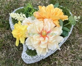 Pietní betonové srdce velké s jarními žlutými květy 