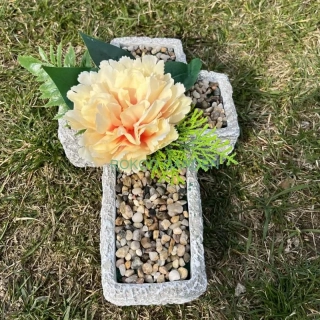 Pietní kříž s duší jara: Betonový základ s krémovým květem