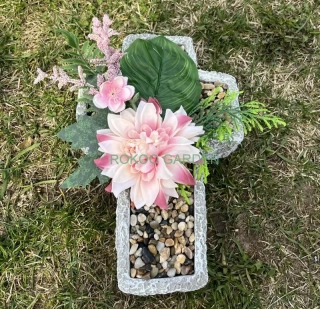 Pietní kříž s duší jara: Betonový základ s jiřinou